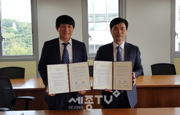 (왼쪽부터 이희봉 공주시 도시재생지원센터장, 백성준 한성대학교 캠퍼스타운 단장)사진제공=공주시청