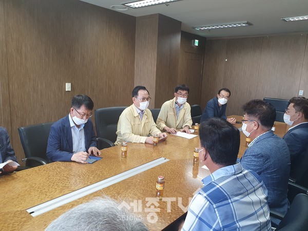 박상돈 천안시장이 지난 26일 지역건설 산업 활성화를 위해 대한전문건설협회 천안시협의회와 간담회를 진행했다. (사진제공=천안시청)