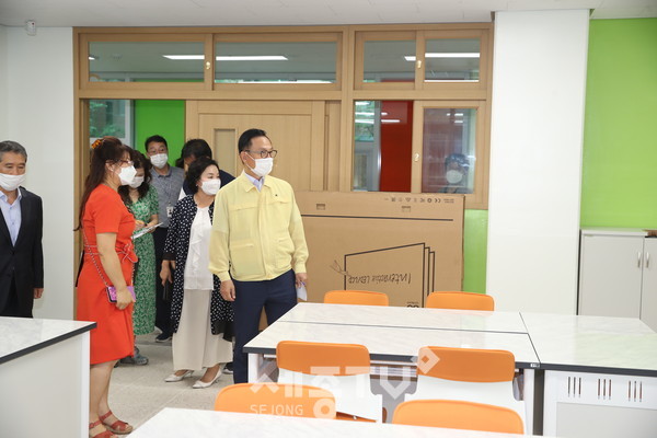 박상돈 천안시장이 9월 1일 불당동 소재 천안호수초등학교 개교를 앞두고 28일 학교시설을 점검하고 있다. (사진제공=천안시청)