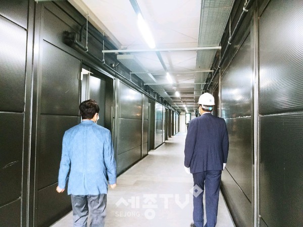 수왕초 모듈러교실 점검 중인 류정섭 부교육감(사진 왼쪽)