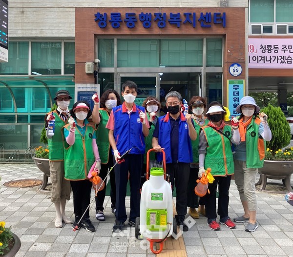 천안시 청룡동 자율방재단이 코로나19 재확산을 예방하기 위한 방역활동을 실시했다. (사진제공=천안시청)