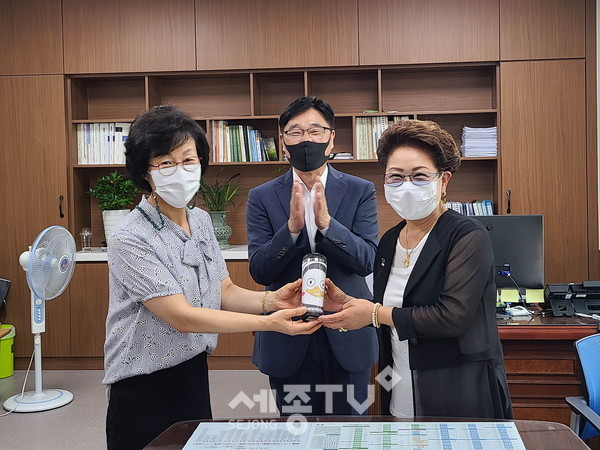 텀블러 및 장학금 전달식.(사진 좌측 오희숙 조치원중학교장,가운데 임재공 조치원읍장,오른쪽 김향란 나눔리더) 사진제공=세종시청)
