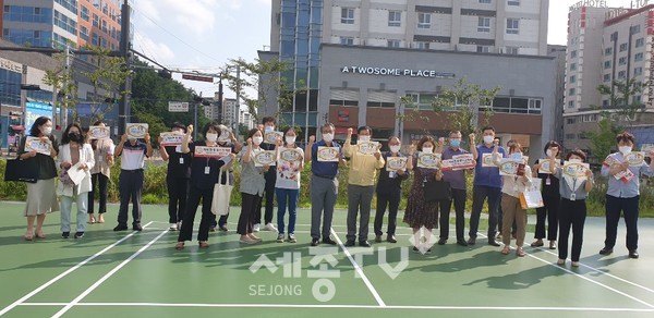 천안시와 위생단체가 합동으로 음식점 밀집지역에서 코로나19 예방을 위한 생활방역 수칙 현장 지도 및 스티커 부착 안내 등을 실시하고 있다.(사진제공=천안시청)