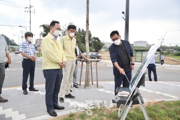 10일 오후 박상돈 시장이 다가동 도시계획도로(중로1-14호) 개설공사 공사 진행상황을 점검하고 있다.(사진제공=천안시청)