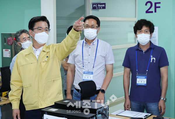 허태정 시장, 생활치료센터 찾아 근무자 격려를 격려했다.(사진제공=대전시청)