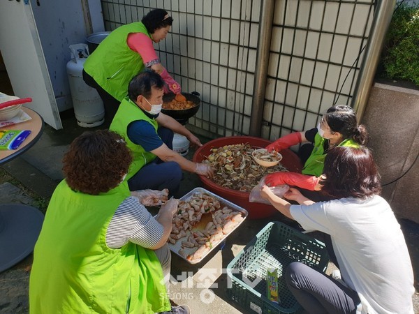 천안시 부성1동 행복키움지원단이 14일 지역 내 홀몸어르신을 위한 ‘닭볶음탕식품세트’ 나눔 행사를 진행했다.(사진제공=천안시청)