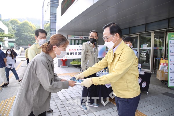 천안시가 16일 코로나19 예방을 위한 마스크 의무착용 캠페인을 진행해 박상돈 시장과 직원들이 시민들에게 마스크목걸이와 KF94 마스크를 직접 배부하고 있다.(사진제공=천안시청)