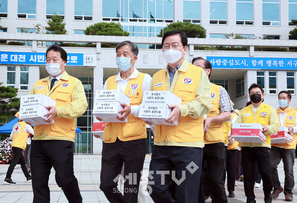 대전 서구(구청장 장종태)는 21일 청사 광장에서 대한적십자봉사회 서구지구협의회(회장 조산구) 주관으로 ‘추석맞이 사랑의 송편 나눔’ 행사를 실시했다.(사진제공=서구청)