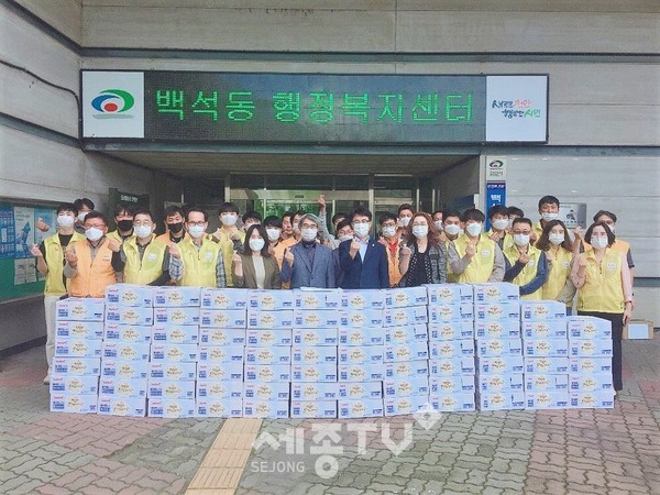 한전KDN(주)천안지사가 지난 24일 백성동 저소득층을 위해 라면 80박스를 후원했다.(사진제공=천안시청)