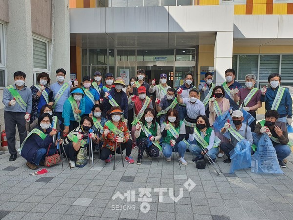 천안시 부성2동 새마을지도자회가 지난 24일 지역 내 마을청소 캠페인을 실시했다.(사진제공=천안시청)