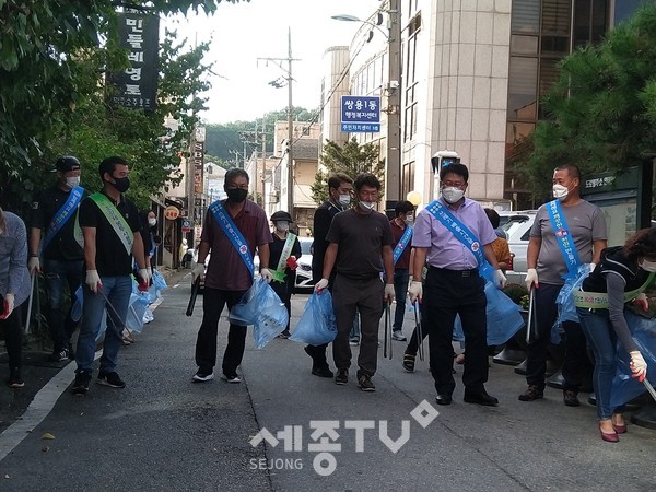 천안시 쌍용1동 자생단체와 공무원 60여명이 28일 추석맞이 대청소를 실시했다.(사진제공=천안시청)