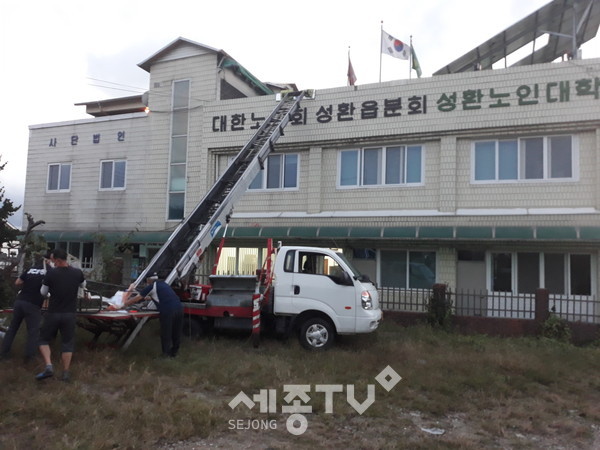 천안시 성환청년회의소가 지난 24일 대한노인회성환분회 노인대학에서 청소봉사를 실시했다.(사진제공=천안시청)