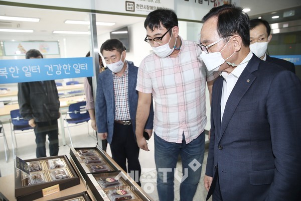 박상돈 천안시장이 28일 추석을 맞아 장애인직업재활시설인 천안시장애인희망일터를 방문해 이용자들과 종사자들을 격려하고 있다.(사진제공=천안시청)