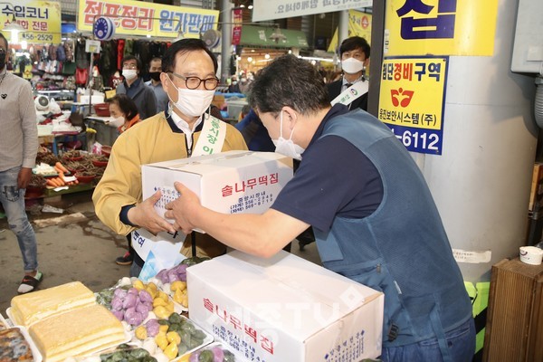 29일 박상돈 천안시장이 추석 명절을 맞아 천안중앙시장을 방문해 상인들을 격려하고 있다.(사진제공=천안시청)