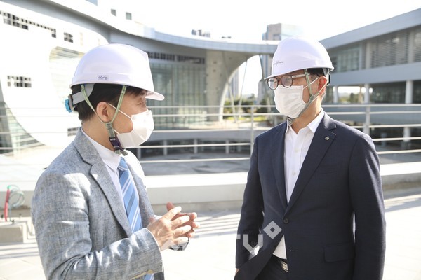 박상돈 천안시장이 중소벤처기업부 공모사업으로 선정된 스타트업파크 복합형 조성사업의 완성도를 높이기 위해 지난 5일 지난해 공모사업에 선정됐던 인천광역시 송도 ‘투모로우시티’를 방문해 시설을 둘러보고 있다.(사진제공=천안시청)