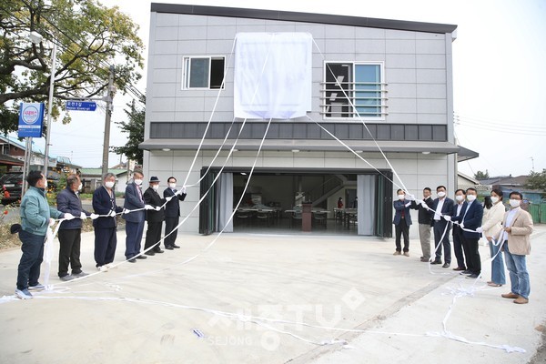 16일 성거읍 모전1리 신축회관에서 박상돈 시장, 마을주민들이 참석한 가운데 모전1리 마을만들기 사업 준공을 축하하는 기념식이 열렸다.(사진제공=천안시청)