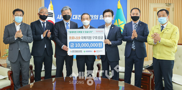 좌측부터 유현철 대한기계설비건설협회 대전세종충남도회 사무처장, 황남순 대한기계설비건설협회 대전세종충남도회 부회장, 정상철 대한적십자사 대전세종지사회장, 윤석진 대한기계설비건설협회 대전세종충남도회 회장, 허태정 대전시장, 남관우 대한적십자사 대전세종지사 경영지원팀장, 지용환 대전광역시 건설본부장.(사진제공=대전시청)