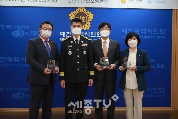 대전소방, 한국필립모리스와 소방관 심리치유 지원 약정.(왼쪽부터 홍종원 대전시의회 행정자치위원장, 김태한 대전소방본부장, 필립모리스 김주한 상무, 박혜련 대전시의원)사진제공=대전시청