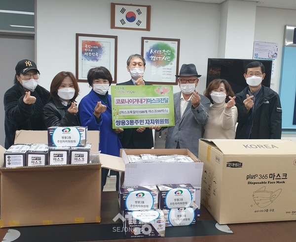 천안시 쌍용3동 주민자치위원회가 28일 지역 내 어르신들을 위해 마스크와 마스크목걸이를 전달했다.(사진제공=천안시청)