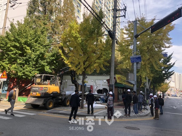 천안시가 29일 공유재산 무단 점유 불법건축물에 대해 행정대집행을 실시하고 있다.(사진제공=천안시청)