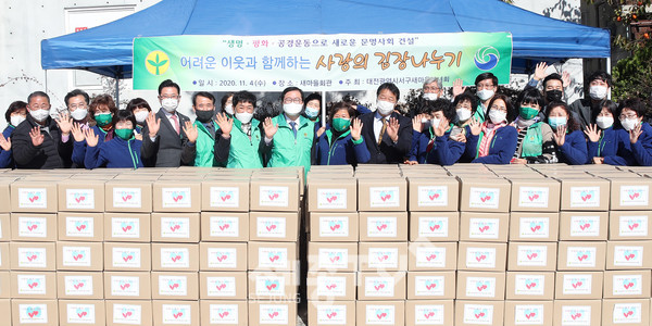 대전 서구(구청장 장종태) 새마을부녀회(회장 최효심)는 4일 서구새마을회관에서 함께 행복한 서구를 만들기 위한 ‘사랑의 김장나눔’ 행사를 개최했다.(사진제공=서구청)