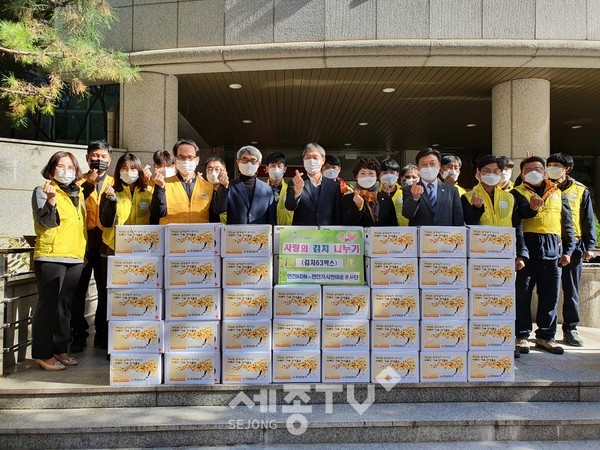 한전KDN(주)천안지사 한마음봉사단이 4일 쌍용3동 저소득층을 위해 사랑의 김장김치를 전달했다.(사진제공=천안시청)