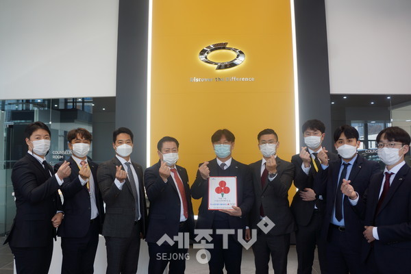 세종사회복지공동모금회(회장 홍영섭)는 12일, 르노삼성자동차 세종대리점(지점장 김준영)이 착한가게에 가입했다고 밝혔다. 사진은 착한가게 현판을 전달하고 김준영 지점장(좌측에서 다섯 번째)과 직원들이 함께 기념사진을 찍는 모습.
