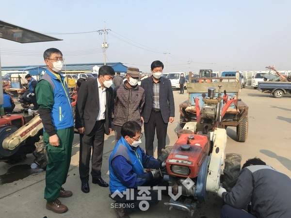 윤일근 농협중앙회 충남지역본부 부본부장과 표경덕 홍성 서부농협 조합장 등이 농기계 순회수리 현장을 찾아 봉사단원들을 격려하고 농민들의 애로사항을 함께 공유했다.(사진제공=농협 충남지역본부)