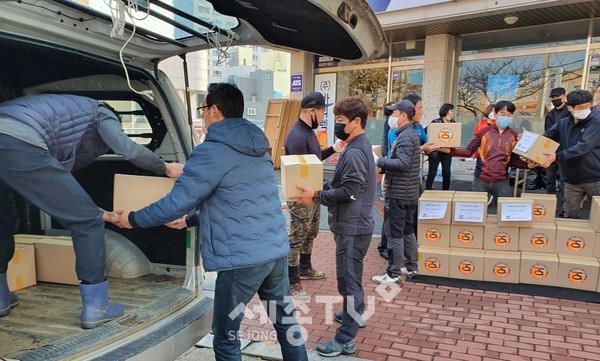 쌍용100인회가 16일 어려운 이웃을 위해 일봉동에 사랑의 김치를 기탁했다.(사진제공=천안시청)