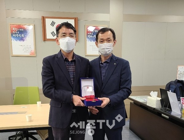 16일 천안시가 국민건강보험공단으로부터 감사패를 받고 있다.(사진제공=천안시청)