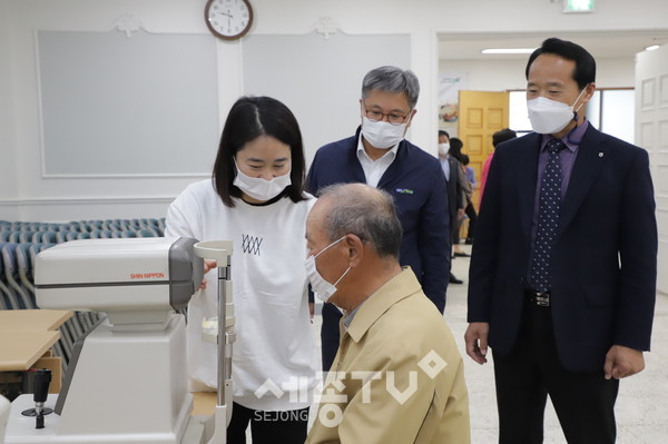 길정섭 농협중앙회 충남지역본부장은 충남 서산시 운산농협에서 진행한 장수사진 촬영, 검안, 돋보기 지원 사업을 펼치는 농업인행복버스 행사장을 찾아 이남호 운산농협 조합장 등과 진행과정을 살폈다.(사진제공=농협 충남지역본부)