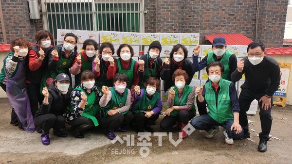 천안시 성정1동 8개 자생단체가 지난 18일 ‘사랑의 김장김치 나눔’행사를 진행했다.(사진제공=천안시청)