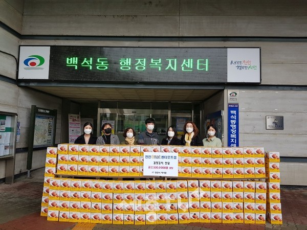 천안이마트 펜타포트점이 19일 천안시 백석동 내 홀몸노인, 한부모가정 등에 김장김치를 지원했다.(사진제공=천안시청)