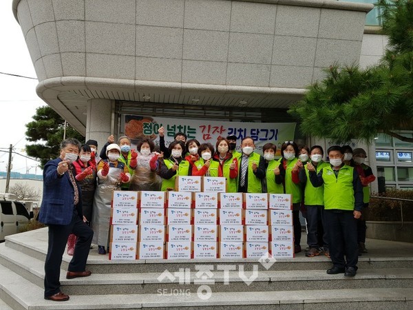 천안시 원성2동 행복키움지원단이 지난 19일부터 20일까지 이틀간 김장김치를 담가 전달하는 행사를 가졌다.(사진제공=천안시청)