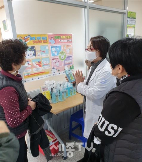 구강보건센터에서 불소용액을 배부하고 사용법을 설명하고 있다.(사진제공=당진시청)