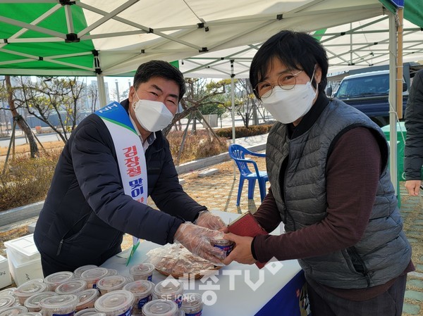 농협충남지역본부 윤일근 부본부장이 한돈소비촉진을 위한 개별포장 돼지고기 수육을 나누어주고 있다.(사진제공=농협 충남지역본부)