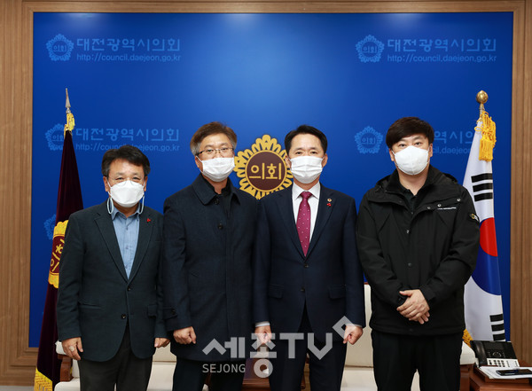 권중순 의장, 대전을지대학교병원 노동조합 임원진 접견(왼쪽부터 오광영 의원, 보건 의료노조 대전충남본부 을지대병원지부 신문수 지부장, 권중순 의장, 보건 의료노조 대전충남본부 을지대병원지부 김일환 사무장)