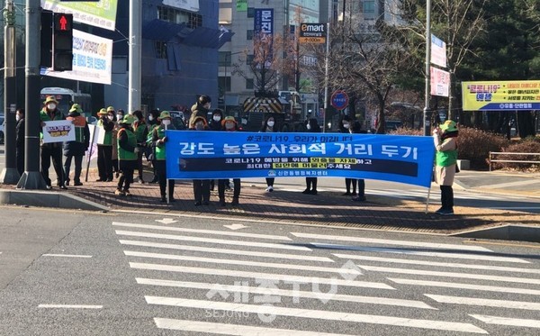 천안시 신안동과 통장협의회가 1일 코로나19 극복 캠페인을 실시했다.(사진제공=천안시청)