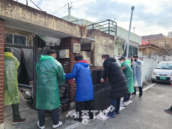 대전 서구 복수동 행정복지센터는 남대전고 대전서구지역 동문회 회원들로부터 사랑의 연탄 1,500장을 후원받았다.(사진제공=서구청)
