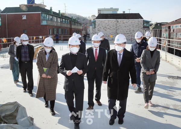 장종태 대전 서구청장은 1일 갈마 노인복지관(어르신 청춘회관) 신축 공사 현장(갈마동 295-17번지)을 찾아 공사 진행 상황을 점검했다.(사진제공=서구청)