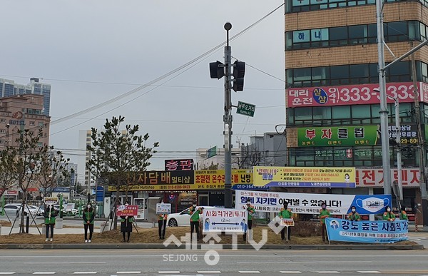 천안시 원성2동이 2일 사회적 거리두기와 마스크 쓰기 다짐을 홍보하는 캠페인을 실시했다.(사진제공=천안시청)