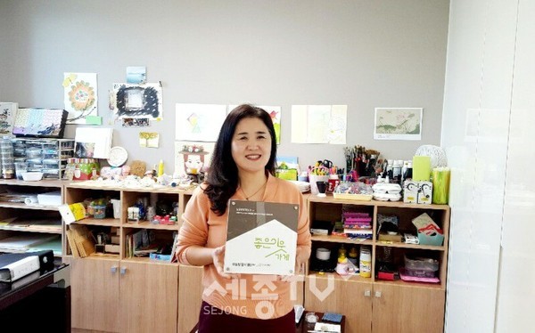 굿네이버스 충청지역본부(본부장 김길수)는 아산시에 위치한 삼일발달지원센터 (센터장 송경주)에 좋은이웃가게 현판 전달을 진행했다고 2일(수), 밝혔다. 사진은 좋은이웃가게 현판을 전달하는 모습.(사진제공=굿네이버스 충청지역본부)