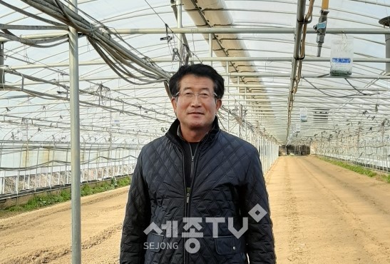 천안시 동면에 쌀(10kg) 100포를 기부한 이종현 위원(동면 주민자치위원장 감사)