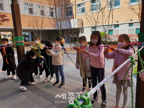 새롬초등학교 학생들이 봉사자에게 밧줄매듭을 배우고 있다.(사진제공=세종시교육청)