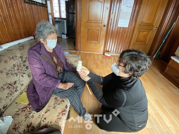 천안시 성남면 독거노인생활관리사가 지역의 홀몸노인 가구를 방문해 요구르트를 전달하며 안부를 확인하고 있다.(사진제공=천안시청)