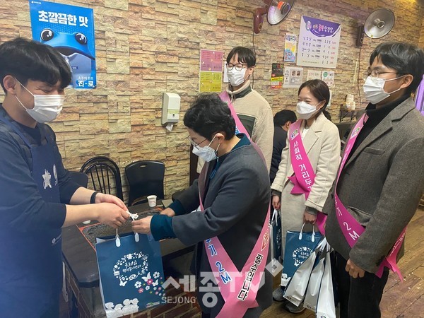 천안시 목천읍이 지난 3일 수능이 끝난 후 지역 내 취약시설을 대상으로 강화된 2단계 사회적 거리두기 캠페인을 전개했다.(사진제공=천안시청)