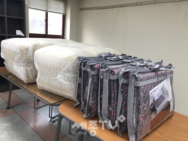 천안시가 북한이탈주민 초기전입자 40여명을 대상으로 겨울용 생필품(전기장판, 겨울용 이불)을 지원했다.(사진제공=천안시청)