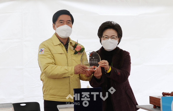 감사패 전달식 모습(사진 왼쪽부터 황인호 동구청장과 신순이 용운주공재건축조합 조합장)사진제공=동구청