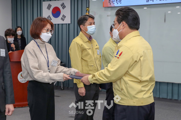 지난 12월 1일 직원만남의 날에서 강경인 주무관이 상장을 전수받고 있다.(사진제공=당진시청)
