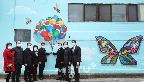 장종태 대전 서구청장이 도마2동 사마1길 일원 팝아트 거리에서 기념촬영을 하고 있다.(사진제공=서구청)